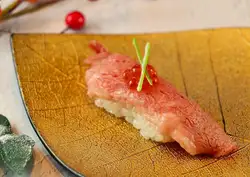 炙烤和牛牛肉寿司配鲑鱼籽