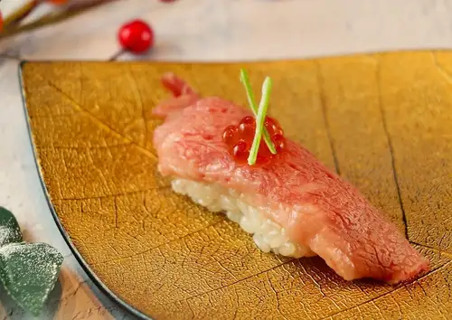 炙烤和牛牛肉寿司配鲑鱼籽