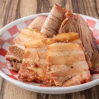 だるま焼売の絶品人気メニュー！『炭火吊るし焼豚』！一度食べたらやみつきに！？