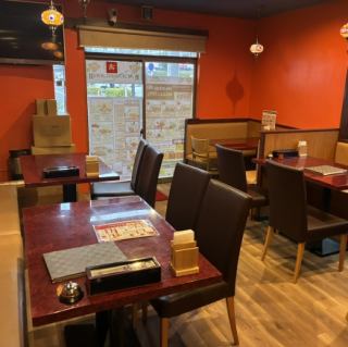 4名様掛けの【テーブル席】！ゆったり快適、仕切りのあるお席もございます！ランチや宴会など、お気軽にご利用ください♪