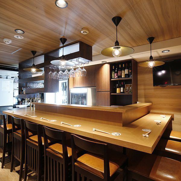 「横浜西口の隠れ家」的な和酒バル「満月Pirika」は気さくなスタッフがお好みのクラフトビールや今話題の国産ワインと美味しい料理で楽しいひと時をご提供致します。店内は8席のカウンター席と4名～6名様のテーブル席をご用意。落ち着いた雰囲気でデートのご利用にもおすすめです。