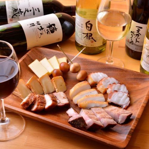 We are proud of smoked dishes that are perfect for sake ♪