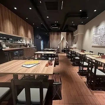 当店はお子様連れの方も安心して過ごせる清潔感ある明るい雰囲気の店内となっております◎落ち着いて自慢のお蕎麦をお楽しみいただけますので、ご家族でのご利用もお待ちしております。ごゆっくりとお酒やお食事をお愉しみ下さい。ご友人とのご利用や、女子会、会社帰りの飲み会の際にもオススメとなっております♪