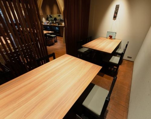 <p>和モダンで落ち着いた店内は、接待や海外のお客様へのおもてなし、大切な人とのお食事会などにも最適です。半個室もご用意しておりますので周りを気にせずお食事をお楽しみ頂けます!リラックスした時間を過ごしたい方やお子様連れの方等様々なシーンにオススメとなっております。居心地の良い空間をお楽しみください。</p>