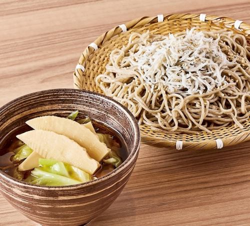 釜揚げしらすと春野菜のペペロンチーノ風つけ汁そば