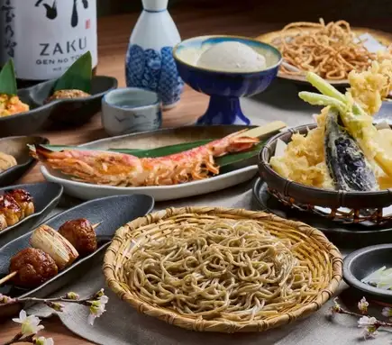 【奢华丰盛套餐】超值套餐,包含整只带头大虾、大虾天妇罗,以及最后的甜点。