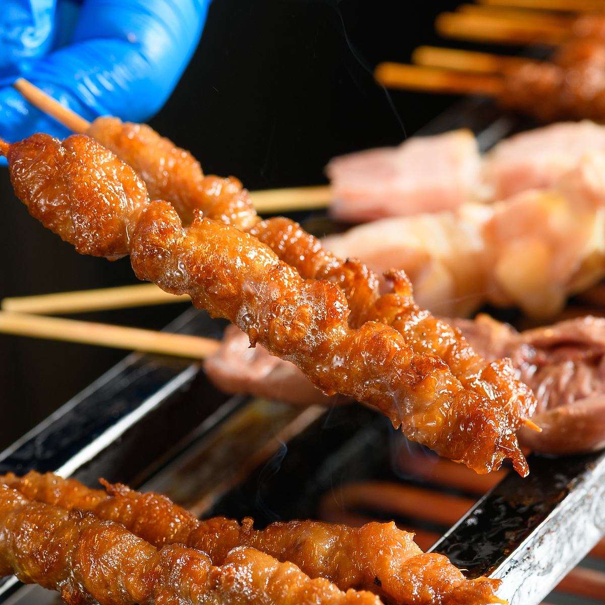 焼き鳥や博多名物とり皮をおいしいお酒とともにお楽しみください