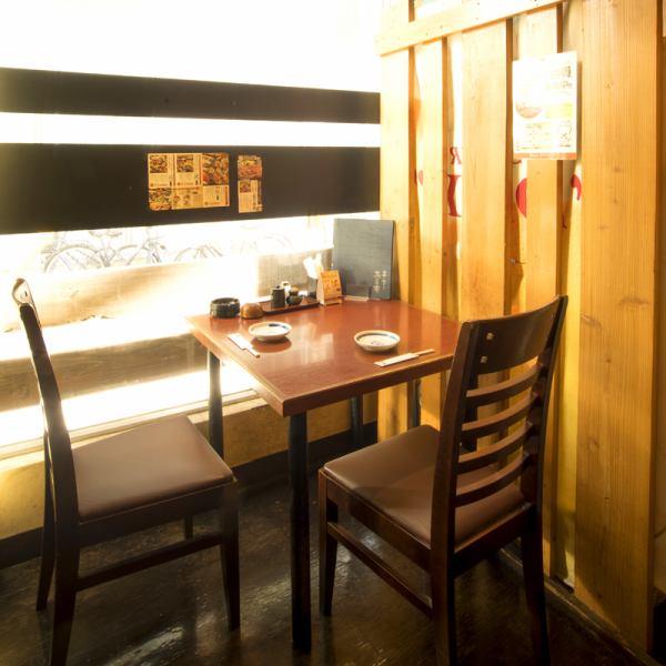 2名様専用のお席完備！2名様用の個室が１Fに３つ、半個室が２Fに３つございます。カップルはもちろん女性の２人組やご友人どうしのご利用にも人気です♪人気のお席ですのでご予約はお早めに！！