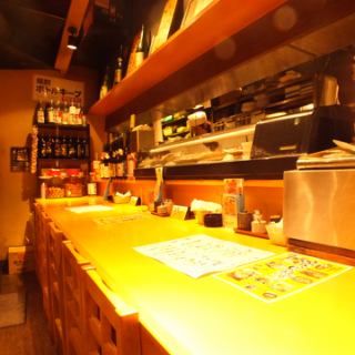 【カウンター席もあります】広々したカウンターは、お２人でのんびり話されるお客様に人気。お一人での晩酌にも。お気軽に