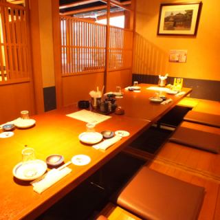 【３F堀ごたつ個室】足元らくちんな堀ごたつの個室は、10名・18名・30名・40名・50名に仕切れます。人数に応じてご相談ください