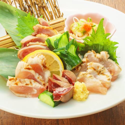 奈良・大和肉鶏 焼き霜造り盛合せ（もも・胸・ささみ＋鶏皮ポン酢＋肝いずれか）／５種の部位を食べ比べ