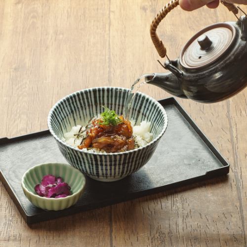 韓国風海鮮だし茶漬け／刺身で使う鮮魚をユッケダレで和えてのっけました。志な乃亭自慢の出汁でどうぞ
