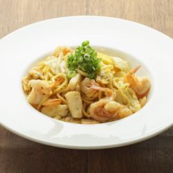 상해풍 해물 야키소바/새우와 오징어 가득, 한층 더 면이 드~응.굴 소스 맛입니다.