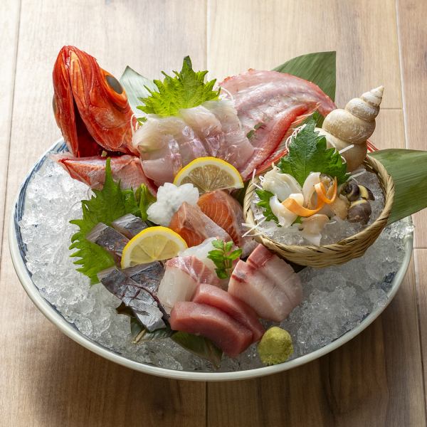 【産直地魚ぎょうてん盛り】さばきたての鮮魚を姿造りで！