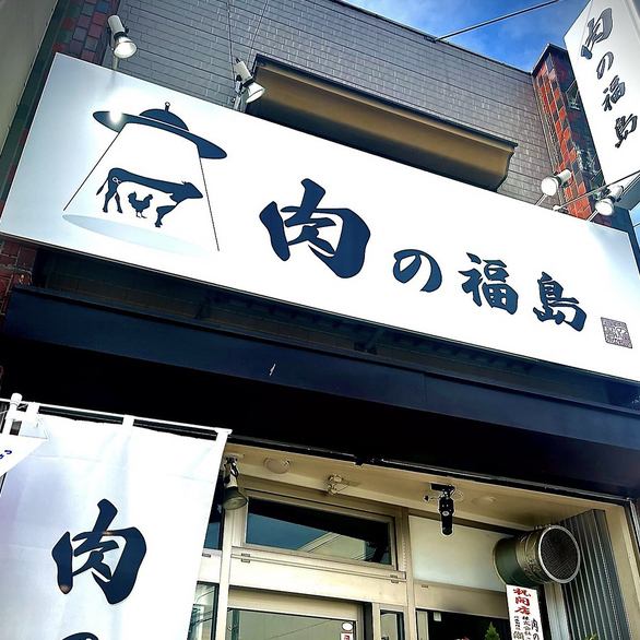 モノクロの看板が目印です♪店内はカウンター席、ドラム缶テーブルでの立ち飲み、もしくは椅子をご用意して着席スタイルでもご用意可能です！