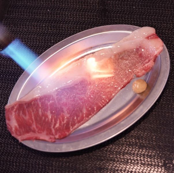 炙り肉も人気メニューの一つ。炙り肉大会で優勝した店主が目の前で炙りを入れて料理を仕上げます！