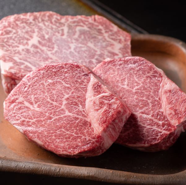 A selection of excellent cuts such as sirloin, tenderloin, and chateaubriand