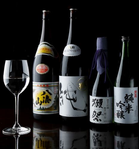 Abundant sake and shochu stocked from all over Japan