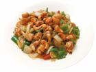 Stir-fried chicken and cashew nuts