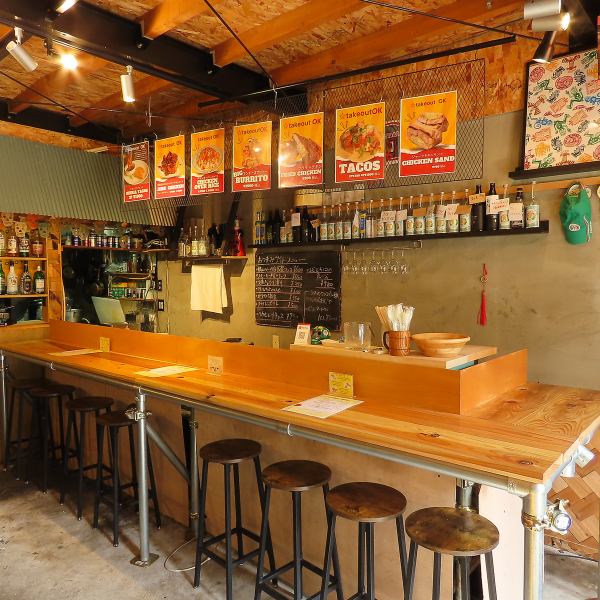 店内はおしゃれで落ち着いた雰囲気なのでゆったりした時間を過ごせる！テラス席では青空が広がる昼間の時間帯はもちろん、夕方から夜にかけての涼しげな風を感じながら、夜景を眺めつつお食事を楽しむこともできます。