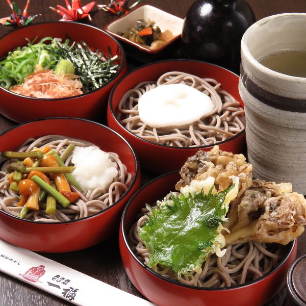 Izumo soba is rich in color and aroma.Izumo's traditional 3-tiered soba noodles served in a refined broth with less sweetness [Okuizumo wariko 1,140 yen]
