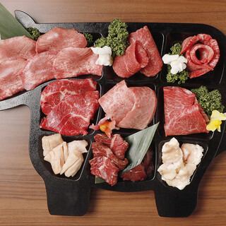We have a variety of specially selected rare parts of A5 Japanese black beef, beef tongue, etc.♪