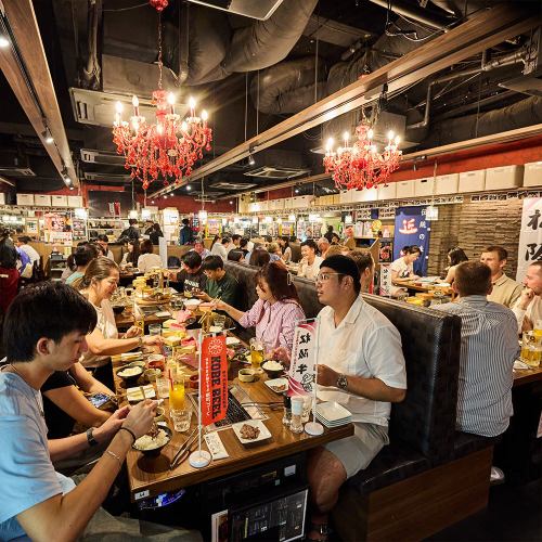 Just a 3-minute walk from Shinbashi Station! 90 seats in total! We welcome a variety of occasions, from company banquets to private drinking parties.We are also looking forward to your enquiries regarding rentals.The interior of the store has a mature atmosphere with a black base and sparkling red chandeliers.The table seating, consisting of sofas and chairs, is perfect for a variety of occasions.
