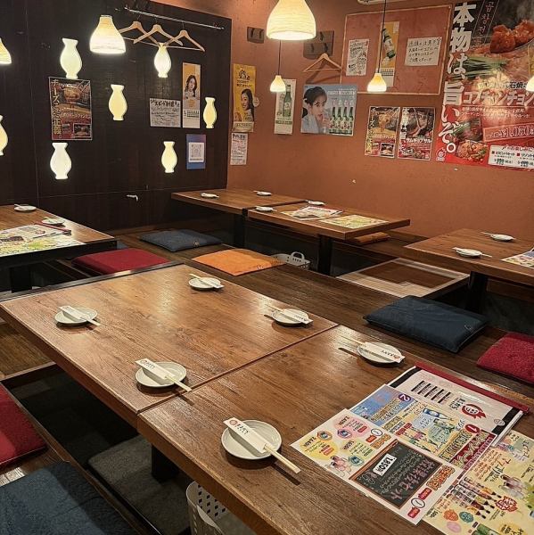 ２階は４０名様まで着席可能の宴会場！すべて掘りコタツです。宴会やちょっとした飲み会にピッタリです♪活気がある店内はまるからの自慢!スタッフと一緒に盛り上がりましょう!!女性のお客様も安心できる雰囲気です♪女子会にも多くご利用頂いています!!お誕生日会、記念日会を開かれる際は事前にご相談下さい!!