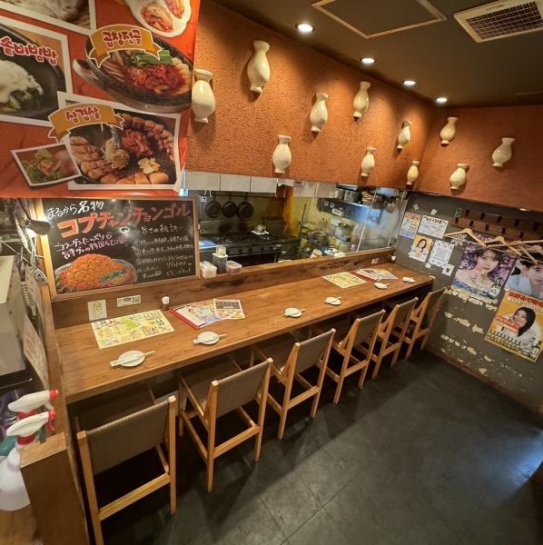 １階の１０名様でご利用に頂けるテーブル席！お気軽にお使いいただけます♪今日も一日お疲れ様でした!!」活気のある店内を眺めながら、カウンターで一杯をなんて粋なこともできちゃいます♪お一人様から歓迎です!!仕事帰りに寄ってみてください♪