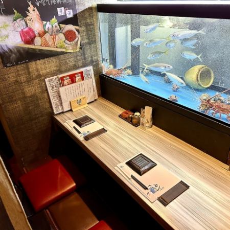 カウンター越しには大型のいけす完備。