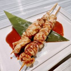 ぐるぐる鶏皮串（大）(2本)/かなでの手羽唐串あげ(2本)