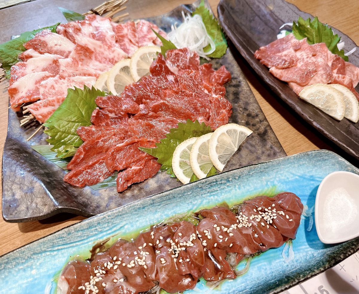 熊本名物の馬刺しも豊富に揃えております。馬握りもオススメ！
