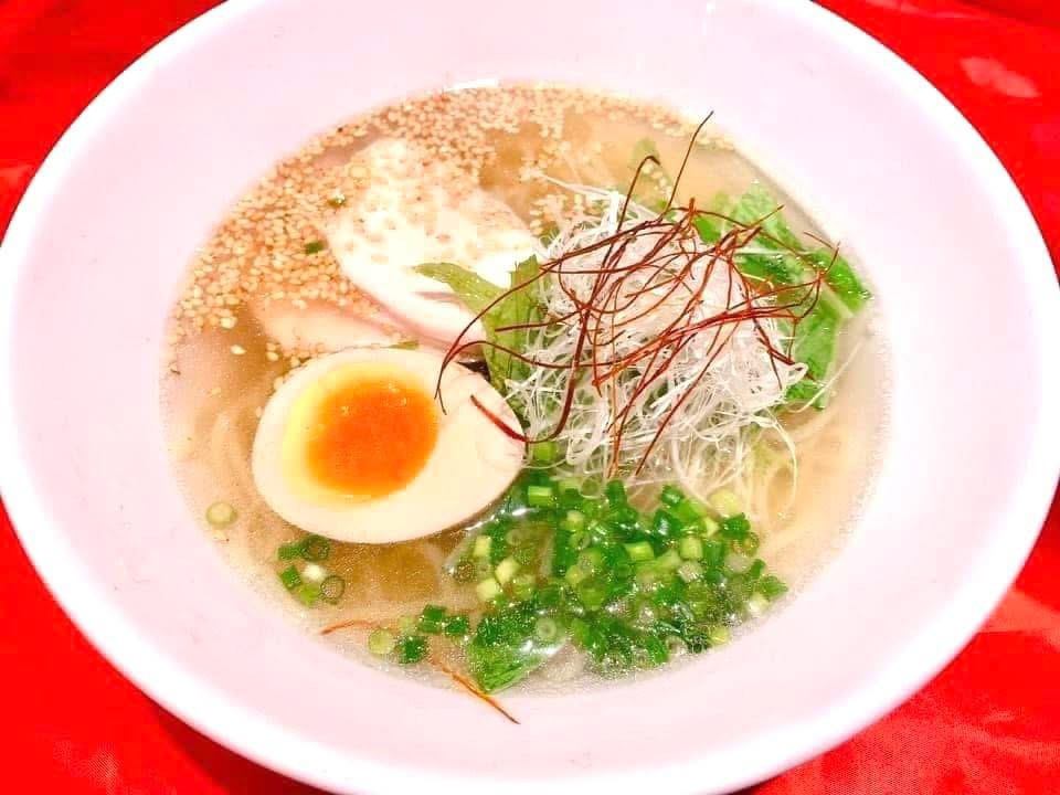 自家製鶏ガラ黄金スープ塩らーめんが〆の代表格⭐︎