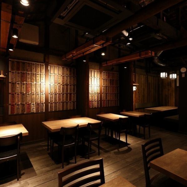 壁一面に掛けられた古材板を利用したメニュー。100皿の小皿料理すべてのメニューが壁面に散りばめられ、空間のデザインを賑わいをもたらします。