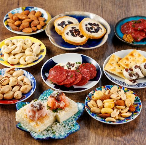 選ぶ楽しさ！彩り豊かな100種の小皿料理