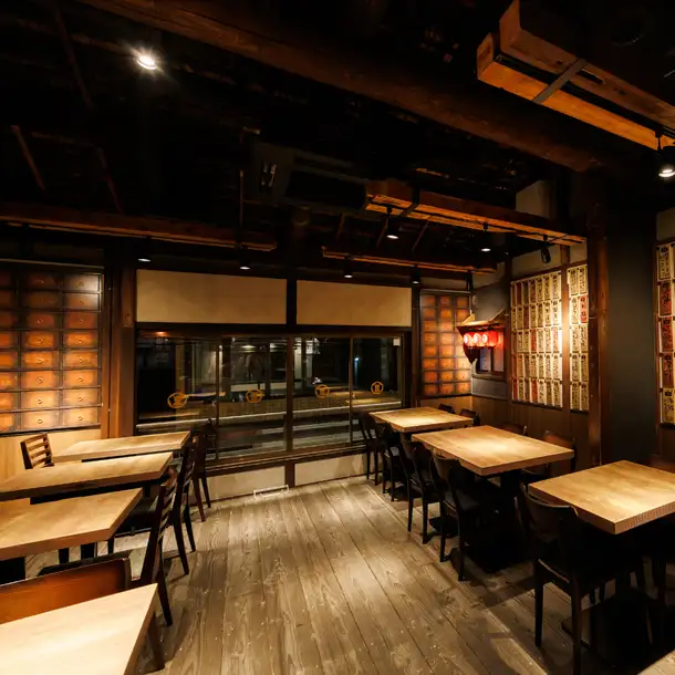 町家レストランの良さは何か？当社が運営する炉まんシリーズ3店舗「炭炉まん」「鮨炉まん」、この「百炉まん」でぜひお確かめください。誰とどんなシーンで利用されてもきっと誰かをまた連れて来たくなる、教えたくなる、そんなお店です。
