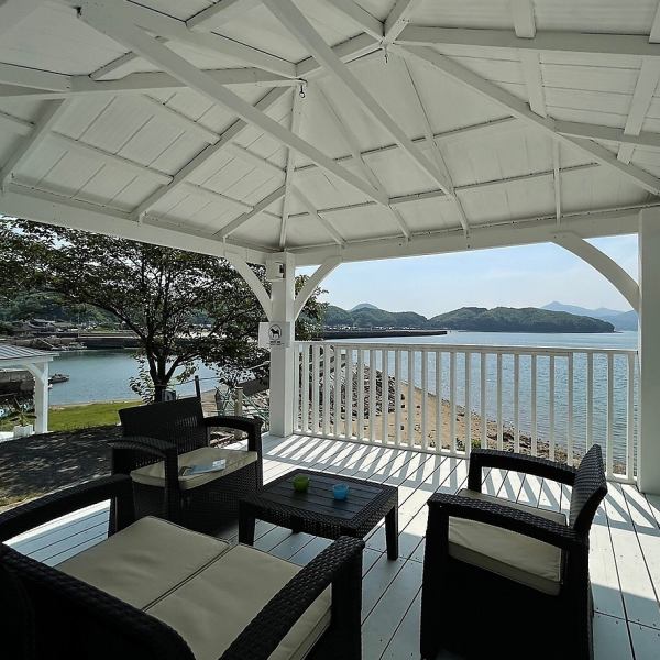 The terrace seats are a facility where you can enjoy the beautiful sea with your friends and family in the background! BBQ courses are available from 3000 yen! Enjoy Hawaii in Setouchi for sightseeing and dining. !!