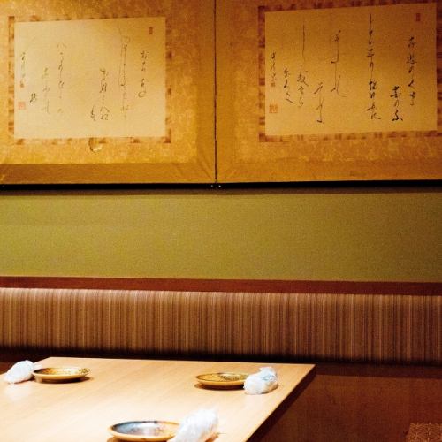 <p>柔らかな暖色系の照明や落ち着いた内装で、大人の隠れ家としてお使いいただけるお席をご用意しております。ゆったりとした癒やし空間で誕生日や記念日のお祝い、女子会はいかがですか？シチュエーションに合わせたお席にご案内します。さまざまな用途に合ったお得なクーポンも多数ご用意♪品川での飲み会はぜひ当店へどうぞ</p>