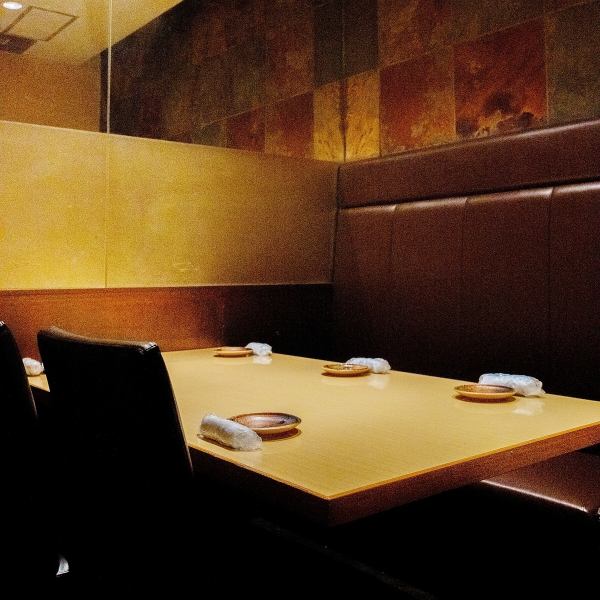 都会の喧騒を忘れてしまう個室席は2名様からご利用可能！10～20名様の小規模な団体個室もご用意しております。周囲に気兼ねなくお寛ぎいただけるプライベート個室は、カップルや接待だけでなく、お勤め先や仲のいい同僚との飲み会や女子会など様々なシーンにおすすめ。人気席のため早めのご予約をお勧め致します。