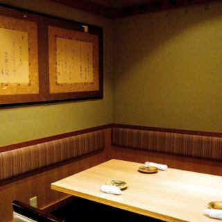 两人桌席♪ 沉稳的氛围让人忘却品川的喧嚣，可以尽情交谈而不必在意周围的人。这种座位不仅适合约会、休闲饮酒聚会和女生之夜，也适合商务场合。