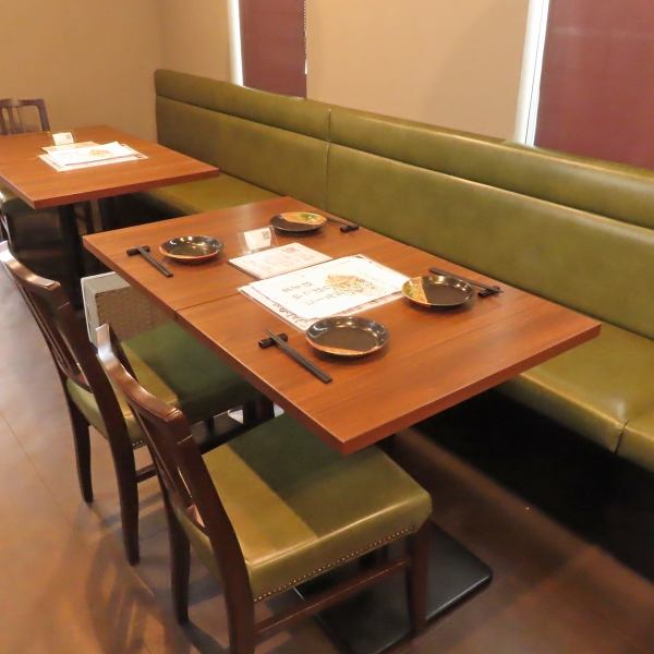 当店では、テーブル席とカウンター席をご用意しております。テーブル席は接待や会社仲間のご利用に最適で、ゆったりとお食事を楽しめます。カウンター席では、職人の手仕事を間近で見ながら、臨場感あふれる食事が楽しめます。お一人様でも気軽にご利用いただけるスペースです。