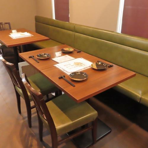<p>当店では、テーブル席とカウンター席をご用意しております。テーブル席は接待や会社仲間のご利用に最適で、ゆったりとお食事を楽しめます。カウンター席では、職人の手仕事を間近で見ながら、臨場感あふれる食事が楽しめます。お一人様でも気軽にご利用いただけるスペースです。</p>