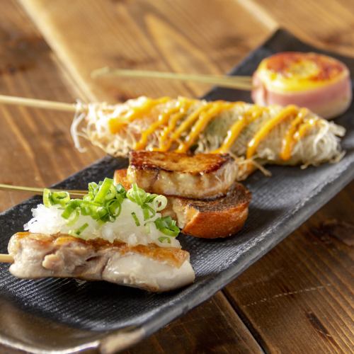 Kushiyaki on an iron plate that you can enjoy with your eyes