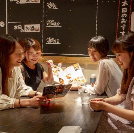 女子会やデートにも使える明るく落ち着いた雰囲気の人気のお席です。