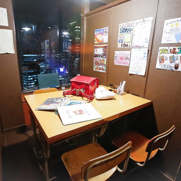 店內就像是懷舊的小學一樣，有黑板、書包、校長室、教職員室、天象室、教室♪包房可以容納2人到24人！坐在書桌上的椅子上吃學校的午餐，感覺就像回到了小學時代一樣，在歡送會上很受歡迎！
