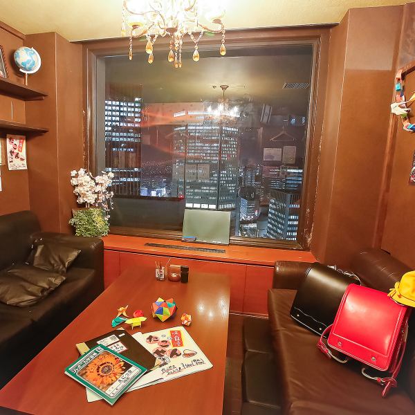 梅田店是唯一可以從33樓欣賞夜景的地方！請注意，如果您預訂當天私人房間已滿，即使您要求私人房間，我們也可能無法滿足您的要求。