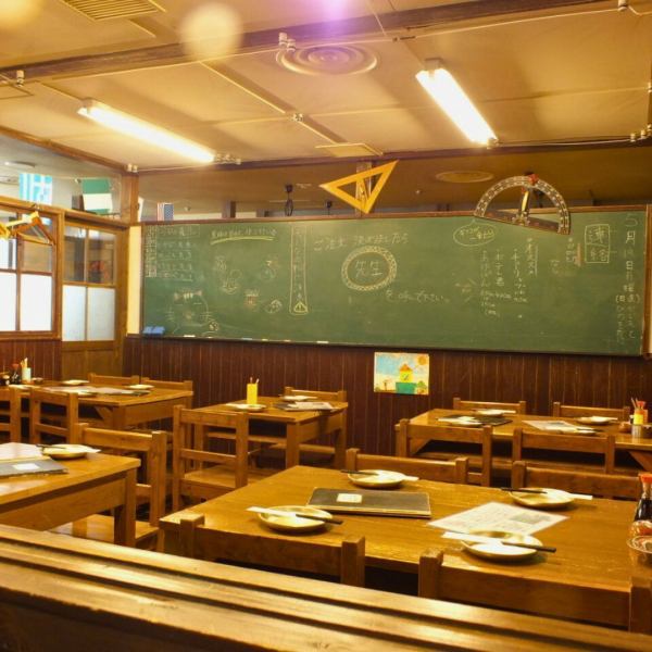 店内には、黒板にランドセル、校長室、職員室、プラネタリウム室、教室とあの懐かしい小学校そのものです♪個室2名様～24名様まで！どの教室になるかは来校してからのお楽しみ♪椅子に座って勉強机で給食を食べたら、もう小学校時代にタイムスリップした気分になれます！送別会に大人気です！！