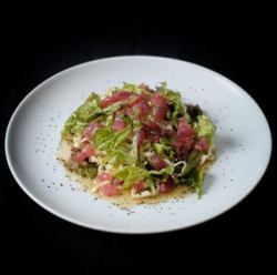 美らマグロと沖縄そばサラダ