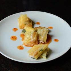 美らマグロとチーズの大葉春巻き