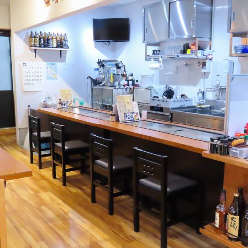 <p>温かみのある木を基調とした清潔感あふれる店内。特にカウンター席は、目の前の鉄板で調理する様子が見えるライブ感満載の席！ジュワッと焼ける音、香ばしい匂い、職人の華麗な手さばき...五感すべてで料理を楽しめます。お一人様はもちろん、デートや少人数でのご利用にも最適♪ 熱々のお料理を出来立てそのままどうぞ！</p>
